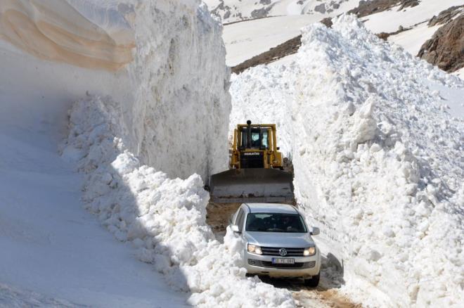 Kepenin boyunu aan karda ilerlemekte glk eken ekipler,  tehlikesine ramen almalarna gece gndz devam ediyor.