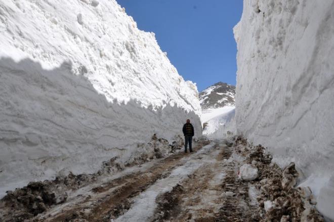 Kardan oluan tneller ve 8 metreyi bulan kar kalnlna kar zaman zaman zor anlar yaayan ekipler, kepe ile aamadklar yolda ekskavatr de kullanyor.