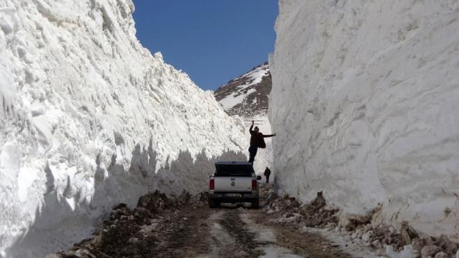 Tnelleri andran yollar grenler aknlklarn gizleyemezken, bir yandan da o an karmamak iin doyasya hatra fotoraf ektiriyor.