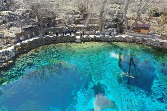 Sivas'n Grn ilesinde bulunan su altndaki birbirinden gzel flora ve faunasyla adeta doal akvaryumu andran Gkpnar Gl, yln her mevsiminde ziyaretilerini konuk ediyor.