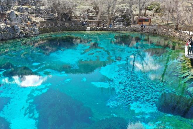 Berrak suyu ve turkuaz mavisi grnmyle yerli ve yabanc turistlerin ilgisini eken, su alt sporlaryla uraanlarn tercih ettii glde, son yllarda sk sk irtifa dallar gerekletiriliyor.