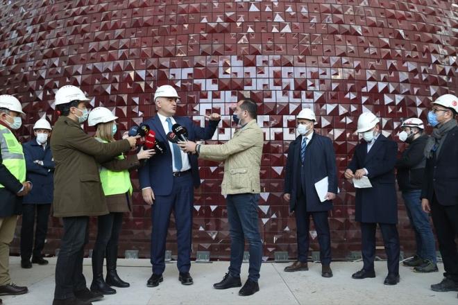 Kltr ve Turizm Bakan Mehmet Nuri Ersoy, inaat devam eden Atatrk Kltr Merkezi'yi (AKM) basn mensuplarna gezdirdi, projeye ilikin aklamalarda bulundu. stanbul'da "Beyolu Kltr Yolu" ad altnda bir hat belirlediklerini aktaran Ersoy, bu hattn bata kltr varlklarnn ihyasndan sonra bir konsept erevesinde ierikle desteklenerek, kltr sanat ve stanbullularn yaamna yeni bir renk katacan anlatt.