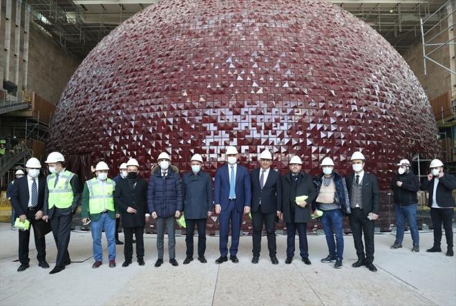 Bakan Ersoy, AKM'nin iinde 2 bin 38 kiilik byk salon, 805 kiilik tiyatro salonu bulunduunu belirterek, burann sadece tiyatro salonu deil, akustikle ilgili yatrmlar gerekletirip konserlerin de verilebilecei ok amal salon haline getirilebildiini anlatt.