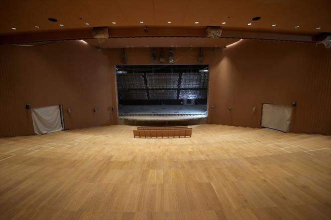 Kltr ve Turizm Bakan Ersoy, "Gezi Park'n burayla birletirmeyi dnyor musunuz? Kltr Merkezi ve etrafnn daha kymetli deerlendirilmesi iin stanbul Bykehir Belediye Bakan Ekrem mamolu ile kontak kurdunuz mu?" sorusu zerine, unlar syledi: "Ben burayla ilgili kontak kurmutum. Kltr Soka oluturduk, bu sokak 24 saat yaatlacak ekilde. Projenin sonunda Atatrk Ktphanesi'ne balanyor. Onun nnde bir bina var, doalgaz binas. 'Oray park haline getirir misiniz?' demitik. 'Yer bulunamaz, tanamaz.' diye cevap geldi. Bahanelere snmak istemiyorum ama bu proje bittii zaman o binann rk diini daha iyi greceksiniz. Beyolu Kltr Yolu'yla ilgili Galataport'tan Galata Kulesi'ne karken yoku var biliyorsunuz. O yokuta caddenin dzenlenmesiyle ilgili bir talebimiz olmutu. Gelime olmad. Beyolu Kltr Yolu'yla ilgili 2 iletiimimiz oldu, farkl sebeplerden reddedildi. nemli olan bize verilen grev sreleri iinde stanbul ve Trk halknn kullanmna amak. Bu tarz projeleri siz hayata geirdiiniz zaman gvenlik kendiliinden olumaya balyor. Biz sadece polis deil, kendi gvenliimizi de salayacaz. Bu blgede bu tarz yatrmlar artka greceksiniz kendiliinden dzelecek."