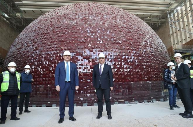 Kltr ve Turizm Bakan Mehmet Nuri Ersoy, binalarn ihyasnn projenin ilk adm olduunu, bundan sonra ikinci adma geeceklerini syledi.    zel sektr tarafndan gerekletirilen yatrmlar, kkl firmalar ve aktivite alanlarnn da Kltr Yolu Projesi'ne dahil edileceini anlatan Ersoy, bakanlk olarak burann cazibe noktas haline gelmesi iin gerekli destei vereceklerini ifade etti.    Ersoy, "Ksa sre iinde 1 ylda bu platformun yelerinin saysnn ciddi oranda artmasn bekliyoruz. zel sektrn de iine dahil olarak Trkiye'nin en etkili kltr yollarndan biri haline gelmesini istiyoruz. Bu ayn zamanda stanbul iin tasarlayacamz kltr projelerine de rnek tekil edecek. Bir gzergah daha hazrlyoruz. O da olgunlat zaman sizlerle paylaacaz." diye konutu.