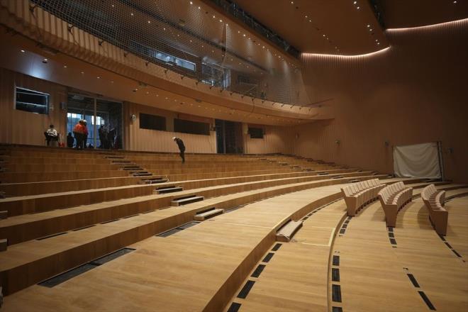 Kltr ve Turizm Bakan Mehmet Nuri Ersoy, AKM'nin ana giri ksmnda yer alan kre hakknda da u bilgileri verdi: "Projenin merkezi olarak konumlandrdmz ana ekirdek. Logomuzda da yer alyor. Geni fuaye alan da var. Toplam 4 kat. En byk salonumuz opera, balo salonu olarak yer alyor. Dardaki burann simge kresi 15 bin paradan oluuyor. zel retilmi seramik dizayn parann birletirilmesinden oluuyor. eride ykseklikler olduka fazla. Sahnenin sfr noktasndan baktnz zaman tavanda 28 metre ykseklik sz konusu. Ama sahne bununla snrl deil. Aa doru inen bir mekanizmadan bahsediyoruz. Eksi kotundan sahneyi yukar doru aldnz zaman 65 metrelik bir ykseklikten bahsediyoruz. Boaz Kprs gibi bir ykseklikten bahsediyoruz. Dnyann en gelimi teknolojisiyle cep telefonuyla o karmak sahneyi ynetebileceiniz kadar byk bir teknoloji kullanlyor. ok uzun bir test sreci olacak. nallah 29 Ekim'e yetitireceiz. 2 bin 38 kii kapasitesi olacak."