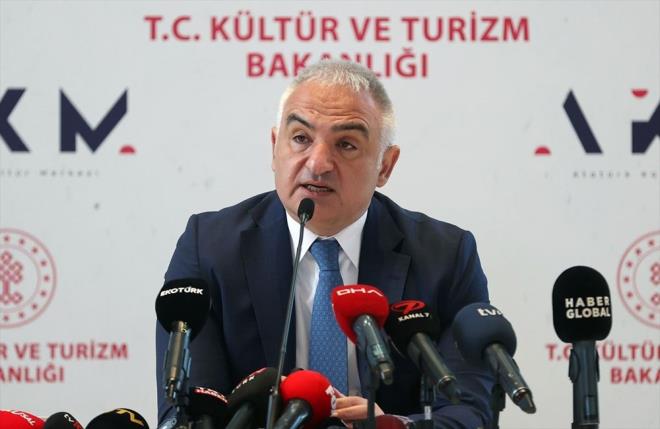 naat asndan skntlar olmadn, 29 Ekim'de byk bir organizasyonla AKM'yi kullanmna aacaklarn dile getiren Ersoy, yle devam etti: "AKM'nin yaps itibaryla farkl bir ynetim modeline ihtiyac vard. O yzden 10 Temmuz 2020'de Cumhurbakanl Kararnamesi ile dzenleme yapld. Dner Sermaye letmesi iinde farkl bir biim oluturuldu. Kararname ile birlikte yneticilerinin, profesyonel ynetici atanma hakk tannd. zel sektrden yneticiler atama hakkmz var. Sahne mekanikleri en son teknoloji burada uygulanyor. Las Vegas'ta uygulanan sahne mekanii burada uygulanyor. Bunlar iletmek ve ynetmek iin uzman kadrolara ihtiyacmz var. Bu kararname ile 85 uzman atama hakk aldk. 20 de Bakanlmzdan uzman kadromuzu da bu ekibe dahil ederek 100 zel yetimi kadroyla buray yneteceiz. Ayrca dediim gibi ynetici kadrolarnda da profesyonel yneticiler atanacak. Sanat konseptinin oluturulmas iin Sanat Danma Kurulu oluturuluyor. Sanat Danma Kurulu iin Trkiye'de ve dnyada isim yapm sanatlarmzla gryoruz. Bakanlklarmza bal genel mdrlklerimiz de bu kurumun iinde yer alacaklar."