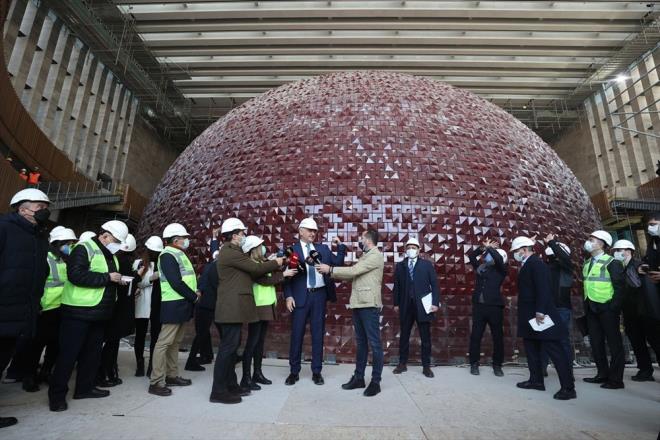 Ersoy, "Galataport haziran aynda hizmete girecek. Daha nce girecekti ama pandemi dolaysyla proje bir srete ertelendi. Dnyadaki emsalleriyle kyaslandnda en nemli ve cruise liman iletmeciliinde gelecek noktasnda rnek alnacak projelerden biri olarak lanse ediliyor. stanbul asndan ok nemli." diye konutu.