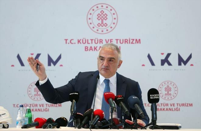 "HEDEFMZ BEYOLU'NUN ESK AALI DNEMLERNE GELMES"    Bakan Ersoy, proje ierisinde yer alan Mehmet Akif Ersoy Hatra Evi (Msr Apartman), Garibaldi Sahnesi, Atlas Sinemas ve stanbul Sinema Mzesi'ne ilikin bilgi verdi. Atlas Sinemas'nn sadece bir mze deil, orijinalinde de sinema olduunu belirten Ersoy, "Son teknolojiyle donattk. Hedefimiz bundan sonra Beyolu'nun eski aal dnemlerine gelmesi. Yeilam'n galalarnn burada yaplmas. Alnda olduu gibi galalarda Beyolu'nda krmz haly yerletirmek istiyoruz. Denemesini alta yaptk, etkili oldu. Biz bunu Yeilam prodksiyonlarnda, gala programlarnda kullanmak istiyoruz. Mze de beklentimizin zerinde ok ziyareti alyor, bu da bizi sevindiriyor. Sektrn uzmanlar deil, halkmzn da dikkatini ekmi. Pandemiden sonra buray da cazibe noktalarndan biri haline getireceiz." eklinde konutu.