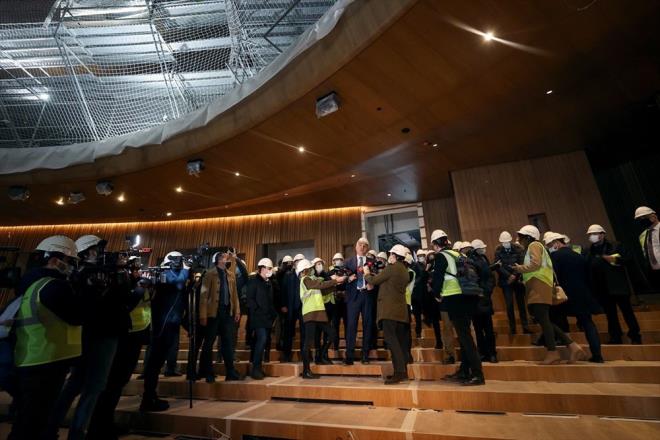 Beyolu'nun turistik adan ok byk bir ekim merkezi olacan ve her yl milyonlarca turistin arlanacan aktaran Ersoy, yle devam etti: "stanbul'daki birok yerleik vatandamzn da ilgi duyaca bir nokta. Beyolu Kltr Yolu Projesi'nin ilk etaplarndan Galata Kulesi'ni ekim aynda amtk ok byk bir restorasyondan geirerek. Gerek, olmas gereken ilevine kavuturuldu. Eskiden elence ve yeme ime zerine kurulu bir konsepti vard. u anda o nitelerden arndrlarak stanbul'un cazibe noktalarndan biri olmakla kalmad, stanbul'un cazibe noktalarna ynlendirme merkezi eklinde yeni ilevine kavuturuldu. ok ok iyi bir i kt."