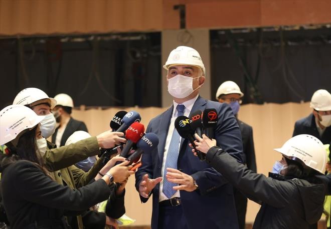 Taksim Cami Kltr ve Sanat Merkezi'nin altnda da bir alan oluturduklarn kaydeden Ersoy, "Hem slam eserleriyle ilgili sergilemeler hem slam'la ilgili sanatsal retilmi olan faaliyetlerin burada icra edilmesini salayacaz." dedi. Bakan Ersoy, caminin gelecek ay ierisinde alacan aktararak, unlar kaydetti: "ok da gzel bir mimariyle meydan ok iyi bir ekilde sslediini dnyoruz. Caminin yan tarafnda Talimhane Sahnesi var. Geen sene faaliyete geirmitik. Pandemiyle birlikte ak hava aktivitelerinin n plana kt bir ortamda ok da etkili olduunu dnyoruz. Beyolu Belediyesi ile birlikte yrtyoruz bu almay. nallah pandemiden sonra sektr de burada programlar icra edecek. Ben bu senede burann aktif biimde kullanlacan dnyorum. En son olarak AKM var. Gzergahmz bu ekilde tamamlayacaz."