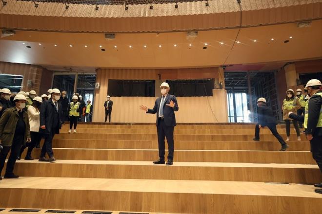 Beyolu Kltr Yolu'nun iki nemli noktadaki akstan olutuuna deinen Ersoy, dnyadaki sayl yatrmlardan Galataport'la balayp dnyann 10 nemli kltr binasndan biri olacak AKM ile biten bir yoldan bahsettiklerini syledi.