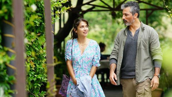 Baraj dizisi: 1977 yapml, barollerinde Trkan oray ve Tark Akan?n oynad ?Baraj? isimli filmin dizi uyarlamas olarak izleyici karsna kacak olan yapmda Nazm?n (Feyyaz Duman), internette bir arkadalk sitesinde Nehir?le (Biran Damla Ylmaz) tanma hikayesi konu alnyor.