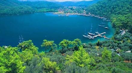 AMOS KUMSALI Turun ve Kumlubk tatil beldeleri arasnda gizlenmi olan Amos, Bozburun yarmadasnda bulunuyor. Denize uzanan iki kara parasnn arasnda gizlenmi olan Amos&#8217;ta, kumsaln doal yaps biraz przl. Ancak krfezin ucunda, Marmaris&#8217;in gzalc ve klarna kar duran el dememi gzellii yatyor. Amos bir zamanlar Roma imparatorluu&#8217;nun kentlerinden biriydi. O dnemden kalan kalntlarn arasnda, nefes kesici manzaraya sahip bir amfi tiyatro da bulunuyor. Ayrca, kumsalda taze balk ve meze sunan mkemmel bir restoran var.