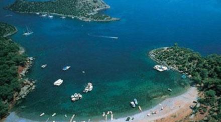 GEMLER KUMSALI Gemiler&#8217;in gereinden kalabalk ldeniz&#8217;in hemen yannda olduuna inanmak olduka g. ok tenha olan Gemiler&#8217;e gitmek iin Hisarn&#8217;nden kalkan otobs veya buday tarlalarnn arasndan geerek Fethiye&#8217;nin en u noktasna yol almak gerekiyor. am ve zeytin aalaryla evrilmi olan kumsal, Aziz Nicholas Adas&#8217;na bakyor.