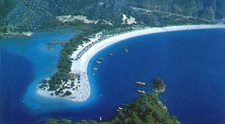 LDENZ Turkuaz rengi deniz, cvl cvl bir plaj ve ite doann cmert davrand ldeniz... Ulam ve konaklama koullar asndan ok tercih edilir. Ovack, Hisarn gibi tatil beldeleriyle evrilidir. Su kaya, srf gibi sporlar yapabilir, Babada&#8217;dan paragliding yaparak denizin metrelerce zerinde gezebilirsiniz. Be yldzl tatil kyleri de, rencilere ak kamplar da bulabilirsiniz. Skuba da burada ok poplerdir.