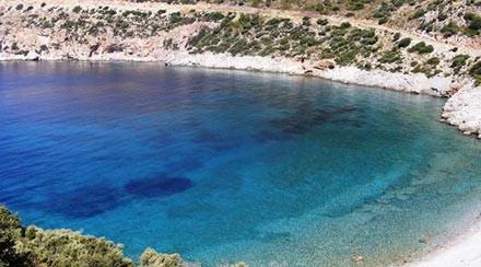 OVABK KUSALI Data Yarmadas&#8217;nda gizlenmi olan Ovabk, komular Hayrbk ve Kzlbk arasnda en gzel olan. Bej rengi akllardan oluan kk bir kumsala sahip olan Ovabk&#8217;nn plajnn arkasnda kk restoranlar ve pansiyonlar bulunuyor. Kumsaln etrafndaki doa rts, mersin ve keiboynuzu aalaryla karm am ormanlaryla rtl. Ovabk&#8217;n mkemmel bir yer yapan sadece kumsaln kendisi deil, orda bulacanz her ey; Bar, doallk ve gerek bir huzura ka duygusu.