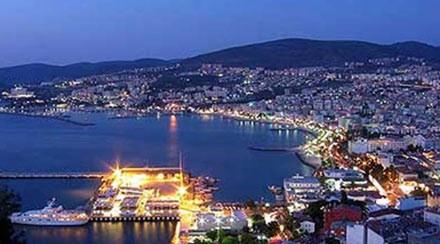 KUADASI Tusan, Akyar, Otuzbir, Kadnlar Denizi, Aslanburnu, Karaova, Gzelaml, Byk ve kk Kalamaki, lyas Aa, Dipburun, Tavanburnu... Kuadas yaklak 20 kilometrelik sahil eridiyle gz kamatrr. Eskisi kadar popler bir yer deilse de, hala tutkunlar bulunuyor. Kadnlar Denizi Kuadas&#8217;nn en bilinen plaj ve kentin gneyinde yer alyor. Arkadaki yry yolunda yemek yiyebilecek, Sahilde emsiye ve ezlong kiralamanz da mmkn.