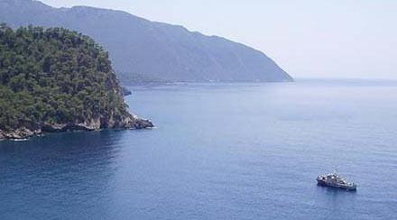 KABAK KUMSALI Eger Faralya&#8217;da kalyorsanz ancak Kelebekler Vadisi&#8217;ne yrmek veya tekneyle gitmek size zor geliyorsa,  taraf am ormanlaryla evrili sessiz Kabak kumsaln tercih edebilrisiniz. Kumsaln arkasnda tenha birka kamp alan dnda bir ey bulunmuyor. Ksaca, eer ilkel bir kumsal tecrbesi yaamak isterseniz Kabak en iyi yerlerden biri. ldeniz&#8217;in klarn krfezin karsndan izleyebilir, sadece 15 dakikalk bir yolculukla medeniyete ulaabilirsiniz.