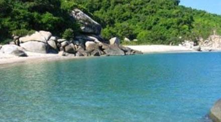 PATARA Sunday Times tarafndan dnyann en iyi plaj seilmitir. 15 kilometrelik uzunluuyla Akdeniz&#8217;in en uzun plajdr. Tam bir doa harikas olan Patara plaj, tarihi eserlerle evrilidir. Burada deniz oyuncaklar ya da grltl mekanlar bulamazsnz. Fethiye yaknlarnda, tam bir dinlenme ve bylenme mekandr Patara