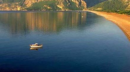 IRALI KUMSALI Aalarda konaklama imkan sunmasyla nl olan Olympos kumsal, antasn srtna atp gezmekten holananlar iin ideal yerlerden biri. Olympos&#8217;un komusu ral da ayn geliimi gstermeyi baard.  kilometrelik kumsal, yumurtalarn gmmek iin buray tercih eden deniz kaplumbaalar iin koruma altnda tutuluyor. ki dev da tarafndan iki cephesi rtlen ral&#8217;nn doas byleyici gzellie sahip. Kumsaln arkasnda bulunan ky ise mtevazi restoranlar ve pansiyonlara ev sahiplii yapyor.