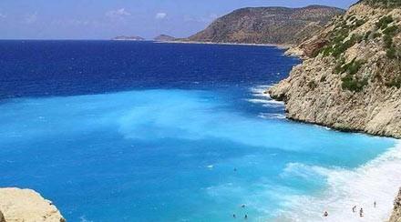 KAPUTA KUMSALI Kalkan ve Ka arasndaki nefes kesen yol zerindeki bir geit, prl prl kumlaryla Kaputaa&#8217;a alyor. Yoldan kumsala inen ok sayda basamak kumsalda hi bir tesis olmadna iaret ediyor. Bu yzden bir mddet burada kalmay planlyorsanz yannza su ve gneten korunmak iin emsiye alrsanz iyi olur. Yerel halk arasnda nl olan kumsal, Trkiye&#8217;nin eriimi daha kolay kumsallarna kyasla ok farkl bir his veriyor. Kalkan ve Ka arasnda gidip gelen dolmularn yan sra Patara&#8217;da konaklayabilirsiniz. Eer rzgarl bir gnde kumsala yolunuz derse, muhteem dalgalar izleyebilirsiniz.