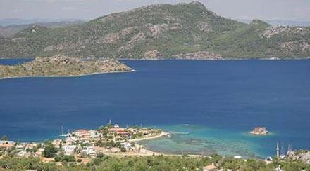 HSARN KRFEZ KUMSALI ldeniz&#8217;in neonlarla aydnlatlm grnts aklnz kartrmasn. Hisarn Krfezi Data Yarmadas&#8217;nda darya bakan iki kk kumsaldan oluuyor. Kumsaln arkasnda Trkiye&#8217;nin 20 yl ncesini anmsatan turistik tesisler bulunuyor. Bir grup restoran ve sessiz yol eridi boyunca uzanan noktalara benzeyen pansiyonlar. Srekli rzgarn estii kumsallar rzgar srf yapmak isteyenler iin cazip bir yer. Eer manzara deiiklii isterseniz, Selimiye ve Orhaniye kumsallar sadece bir dolmu tede.