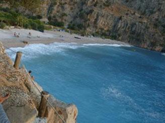 KELEBEKLER VADS Sakin ve mtevazi bir tatil iin idealdir. Deniz yoluyla ulalan, onlarca kelebek tryle nl bu plaj, kamp tatilinden holananlar iin birebir. Gn boyu gnelenebilir, denize girebilir, hamaklarda, palmiyeler altnda dinlenebilirsiniz. Plajn arkasndaki vadide kaya trman ve trekking yaplabilir. Kelebeklerin yaad elaleye doru yapacanz keyifli bir yry size doann mucizelerini tantabilir.