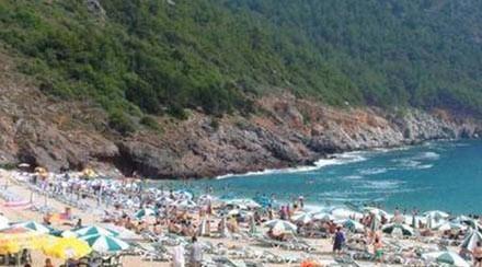 KLEOPATRA PLAJI Alanya&#8217;nn tarihi plajnn Kleopatra&#8217;ya gzellik verdii sylenir. Alanya yarmadasnn batsnda kalan Keleopatra Plaj kumlarnn gzellii ve genilii ile tercih nedenidir. Yaz aylarnda burada Trke kadar baka dillerin de konuulduunu duyabilirsiniz.