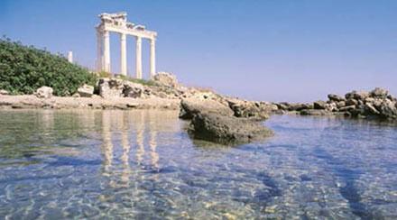 SDE Akdeniz&#8217;in teki tatil yrelerine gre daha kk ve sevimli bir yer olan Side plaj, doal gzellii ve scaklyla tercih nedeni. Tarihi kalntlarn yan banda, bol bol gnelenmek ve tertemiz sularda yzmenin tadn karmak iin doru bir adres.