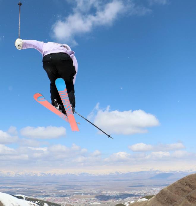 "GZEL BR FAALYET GEREKLETRDK"  Trk Kayak Vakf Bakan Atakan Alaftargil, Trkiye?de bir ilki gerekletirdiklerini belirterek unlar syledi:    ?3-4 Nisan?da Erzurum Palandken pistlerinde muhteem kar eliinde Trkiye?de bir ilki gerekletiriyoruz. Serbest stil snowboard ampiyonasn ilk kez gerekletireceiz. 'Byle bir altyapy neden daha geni kitlelere yaymayalm' diye dndk yl iinde snow parkmz gzel bir hale getirdik. Snow parkmzdan gzel geri dnler aldk. Sonuta gzel bir faaliyet gerekletirdik. nmzdeki yl hem snowboard hem alp olarak gerekletirip byk kitlelere yaymak istiyoruz gzel bir dlle arkadalar uurlayacaz. Herkesi Palandken?e kayaa davet ediyorum. Yl iinde birok katlmc gelmiti dn yeni gelenler oldu. Herkes byk hayranlkla pistlerimizi, kar kalitemizi ve alt yapdan vgyle bahsetti. lkemizde syle bir altyaps gzel pisti olan yeri maalesef bugne kadar tantamamz. Bu byk bir tantm olacak. Trkiye?deki en gzel boardc ve kayaklar dn akam inanlmaz vgler ve heyecanla karlandlar."