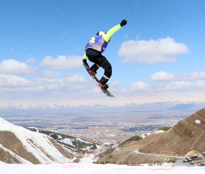 "TRK KAYAK VAKFIYLA BRLKTE ORGANZE EDYORUZ"  ampiyona hakknda bilgi veren Ejder 3200?n Genel Mdr Selim Baryank, ?Bugn Trkiye?de ilk kez gerekletirilecek zel bir yarmay Trk Kayak Vakf'yla birlikte organize ediyoruz. 3200 Ejder Trk Kayak Vakf Freestyl Snowboard ampiyonas. Hali hazrda burada 50 civarnda bu spora gnl vermi sporcular bulunmakta. Trkiye?nin en byk snow park buras. Netice itibariyle sezon boyunca yzlerce kayak misafiri bu parktan istifade etme imkan bulmu. Bugn de sezonu 50 bay bayan sporcuyla beraber talandryoruz" diye konutu.