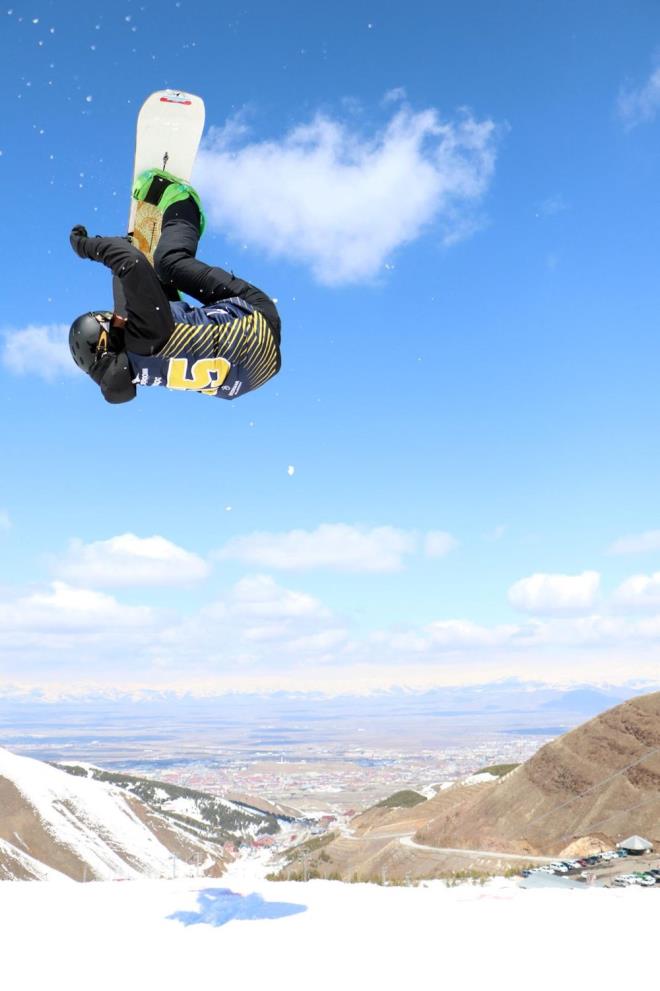 Ejder 3200 ve Trkiye Kayak Vakf tarafndan deniz seviyesinden 3 bin 176 metre ykseklikteki Palandken Kayak Merkezi?nin 2 bin 800 metresinde serbest stil snowboard olarak bilinen ?Freestyle Snowboard ampiyonas? dzenlendi. Trkiye?nin eitli blgelerinden 15?i kadn 50 sporcu rampalardan atlay yapt. Adrenalin dolu anlarn yaand ampiyonada sporcular zaman zaman zorland. Atladktan sonra pistte dengesini salayamayan sporcular metrelerce srklenirken, yar tamamlayanlar baarlarn kutlad.