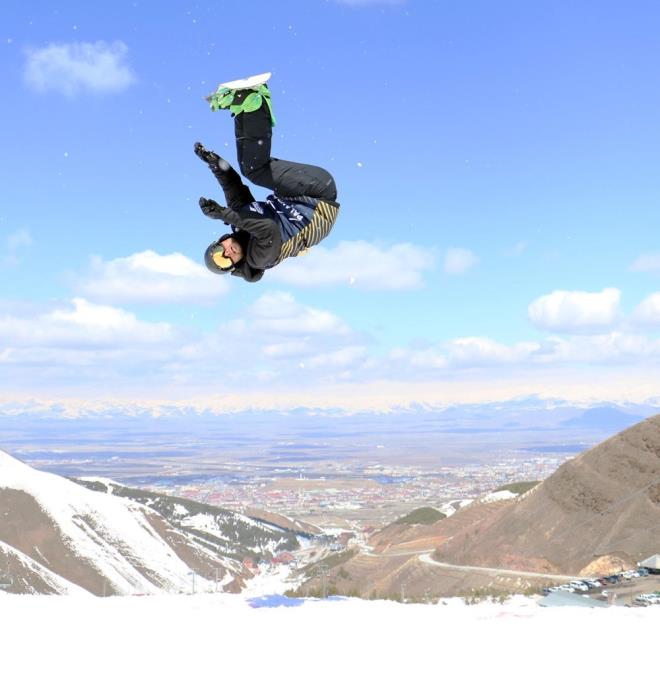 Erzurum Palandken Kayak Merkezi?nde dzenlenen 'Freestyle Snowboard ampiyonas'na katlan snowboard ve kayaklar rampalardan atlad.    Yarmada baz sporcular dengelerini koruyamaynca metrelerce srklenerek yrekleri aza getirdi. Renkli grntlerin yaand Palandken?de kstlamada kayak yapanlar zevkli ve heyecanl dakikalar yaad.