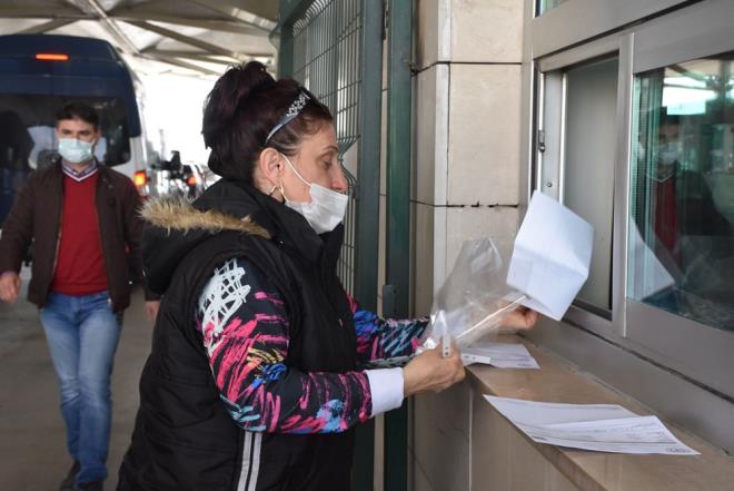 Karayoluyla lkeye giri yapmak iin Kapkule Snr Kaps'na gelenler PCR testi kontrol noktas nnde zaman zaman uzun kuyruklar oluturuyor.