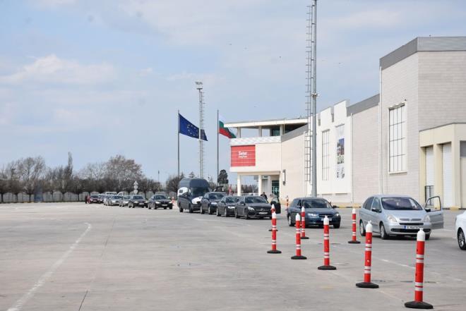 Belgeyi ibraz edemeyenler ise gidecekleri adresleri bildirip, 10 gnlk karantina artyla lkeye giri yapyor.