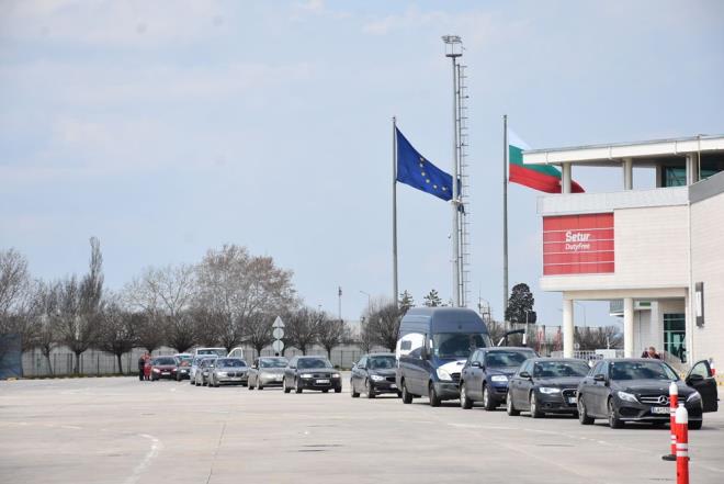 Bu sre iinde corona virs testleri pozitif olanlarn tedavilerine balanrken, negatif olanlarn ise karantina sresini tamamlamasyla lkeye girileri salanyor.