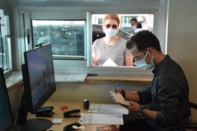 ?UYGULAMALARI OK YERNDE BULUYORUZ?  Bulgaristan'dan gelerek PCR testini ibraz eden Blent stn, nlemlerin yerinde bulduunu syledi. Alnan nlemlerin ok sevindirici olduunu belirten stn, "Bursa'da yayorum ama annem Bulgaristan'da yayor. Onu Bursa'da tedavi ettirmek iin Bulgaristan'a gittim ve imdi PCR testi negatif olarak belgemi ibraz ettim. Ancak anneme test yaptramadk ve 10 gn sreyle karantinada kalaca adresi beyan ettim. Burada yaplan uygulamalar ok yerinde. imiz rahat olarak lkemize giri yapyoruz. Bulgaristan'da hastanelerdeki salk uygulamalar ok yetersiz. Trkiye bunun ok stnde" dedi.