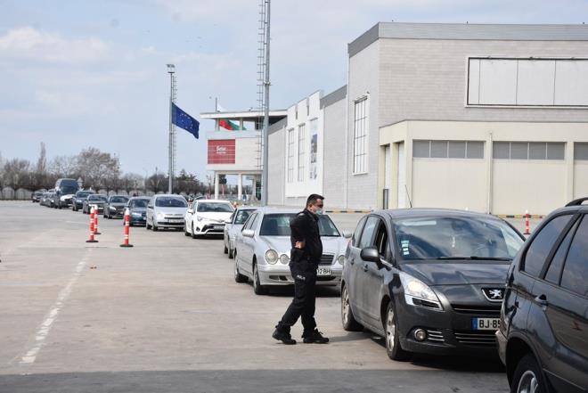 Dnyann en byk snr kaplarndan biri olarak gsterilen Kapkule Snr Kaps'ndan lkeye giri yapmak iin aralaryla pasaport kontrol noktalarna gelenlerden, son 72 saat iinde alnm PCR test sonucu isteniyor.