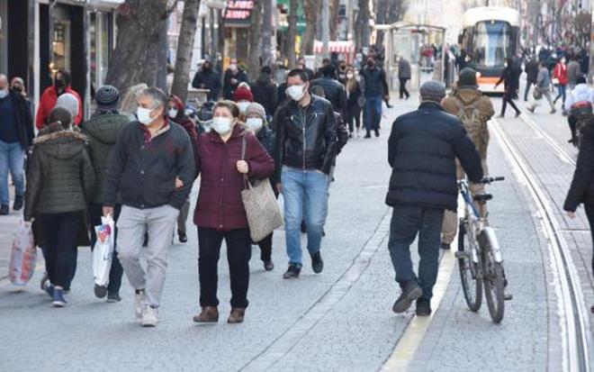 Salk Bakanl, 27 Mart- 2 Nisan haftasna ilikin koronavirs risk haritasn aklad. Eskiehir, 100 bin kiide 225,12 seviyesinden 358,90?a ykselerek ?ok riskli? 58 ehir arasnda yer ald. Yaklak 900 bin nfuslu kentte vaka art endie yaratrken, gnlk pozitif vaka says ise 500?n zerine kt. PCR testi pozitif kmasna ramen herhangi bir semptom gstermedii iin evinde tedavi edilenlerin says 3 bin 800? aarken, koronavirs tedavisi salayan Eskiehir Yunus Emre Devlet Hastanesi, Osmangazi niversitesi Tp Fakltesi ile ehir Hastanesi?nde 400?n zerinde hasta halen Covid-19 servislerinde tedavi gryor.