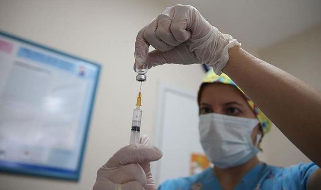 - Daha sonraki dnemde de herhangi bir yan etki geliiminde en yakn  salk kuruluuna bavurmas sylenmelidir.  <br>  - A uygulamas ncesinde mutlaka karekod okutulmaldr. A uygulanan kiiye ait bilgiler ?AILA? mobil uygulamasna kaydedilecektir.    <br>- Pandemik COVID-19 alarnn uygulanmas sonrasnda ortaya kabilecek erken ve ge istenmeyen etkiler Halk Sal Ynetim Sistemi (HSYS), Aile Hekimlii Bilgi Sistemi (AHBS) veya Hastane Bilgi Ynetim Sistemi (HBYS) zerinden bildirilecektir.    <br>- Ann her iki dozu da ayn pandemik a ile uygulanmaldr.