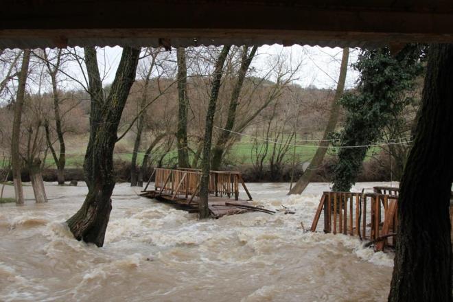 Domani ilesine bal Domurky, akl, Ilcaksu, Bkerler, iftlik, Aksu, okky, Karaky, Kozcaz, Gney ve Saruhanlar kylerinde iddetli yamurun ardndan birok derede takn meydana geldi.