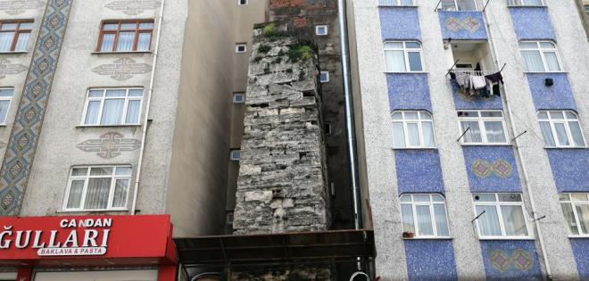 Su terazisinin kaderine terkedilmesine tarihiler tepki gsterdi.