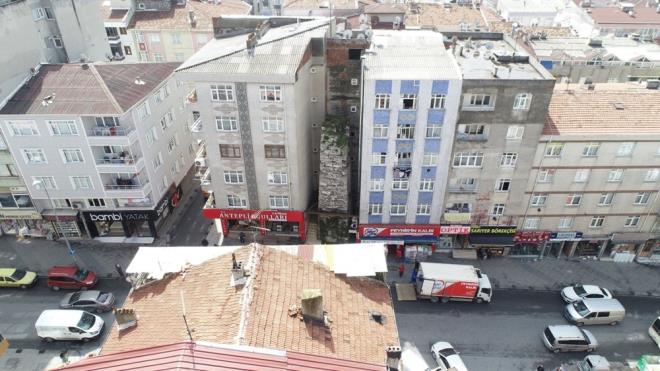 zerine sprey boyalarla yazlar yazlan su terazisinin etrafnda da pler yer alyor.