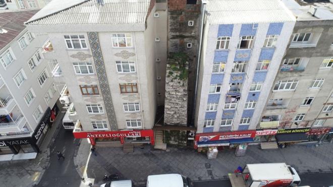 "SU TERAZMZN ETRAFINI AMA PROJEMZ HAZIR"   Esenler Belediyesi Bakan Tevfik Gksu da sosyal medya hesabndan yapt aklamada, "80'li yllarda yaplm olan bu evleri kaldrp Osmanl miras su terazimizin etrafn ama projemiz hazr. Hedefimiz buray tarihi eserimizin de ortaya kt gzel bir yaam alan yapmak" ifadelerini kulland.