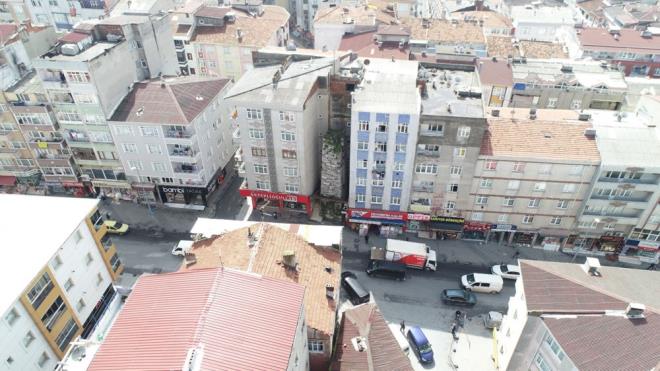 STANBUL'DA 86 SU TERAZS OLDUUNU BLNYOR  Gemite eme, sebil, cami ve hamamlara, gerekli suyu salayan, su yollarnda basnc ayarlayan ve sular lerek datan su terazileri, saylar azalarak gnmze ulaan yaplardr.