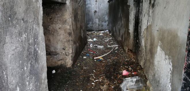 stanbul'un Esenler ilesinde alt katlarnda peynirci ile tatlc bulunan binalar arasnda kalan su terazisi tarihilerin tepkisine neden oldu.