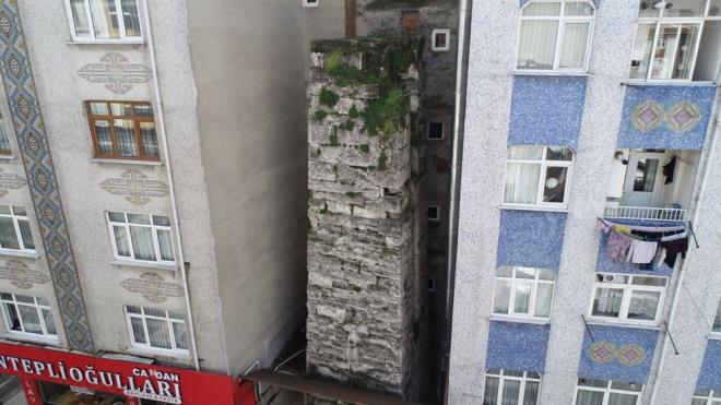 Dilbaz, "Ne yazk ki 1960'l yllarda bunun etrafndaki binalara ruhsat verilerek, binalarn arasnda hapis kalm" diyen Dilbaz, "Zaten az sayda bulunan kltrel mirasn daha iyi ekilde korunmas gerekiyor. Eer bununla ilgili bir alma yaplmam olsayd, bu kltrel miras da binalar tarafndan yutulacakt" diye konutu.