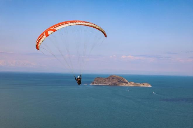 Van Gl kysndaki Artos Da'nn etekleri ile Grnd, Ayans, Altnsa ve nky koylarna gelen yama paratleri, Akdamar Adas, Sphan Da ile Van Gl'nn esiz manzaras eliinde farkl bir uu deneyimi yayor.