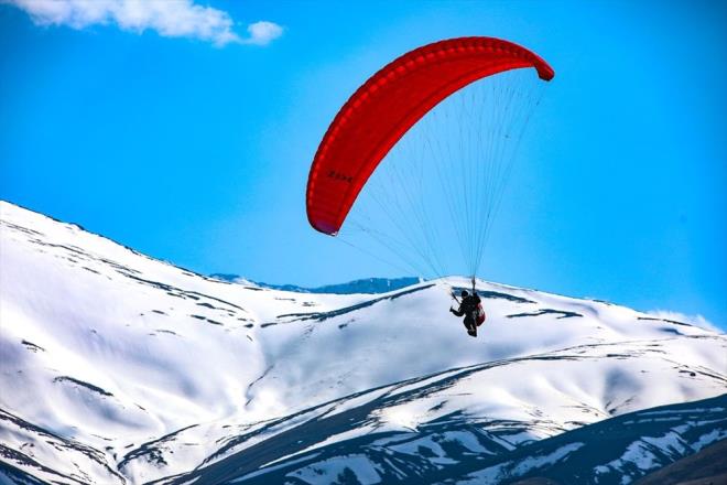 Trkiye'nin en byk tuzlu ve sodal gl zelliine sahip Van Gl'nn esiz gzellikteki koylar, yama parat tutkunlarnn urak yeri haline geldi.